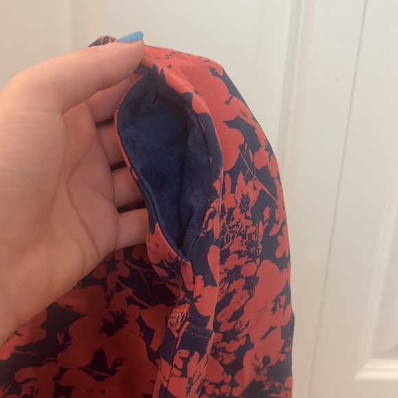 Lululemon leggings with stitching details. Tag lost. Fits size 4. Back pocket. - Picture 3 of 3